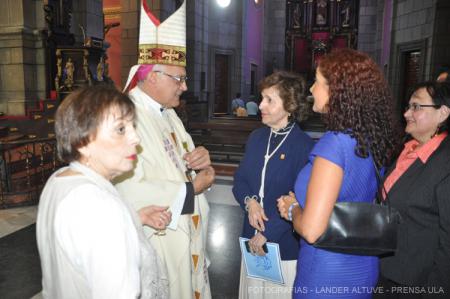 La profesora Patricia Rosenzweig Levy con Monseñor Porras Cardozo en misa Basílica Menor de Mérida.  (Foto: Archivo Lánder Altuve) 
