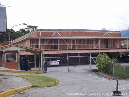 Profesores y trabajadores de la ULA, se apersonaron en las afueras del Circuito Judicial a la espera de la liberación del profesor Rafael Cuevas.