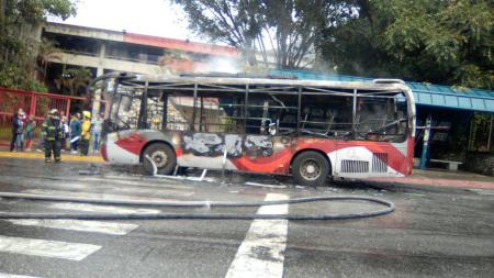 En las afueras de la Facijup fue incendiada una unidad de transporte Yutong. (Foto: Golfredo Lobo)