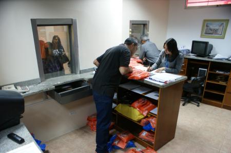 Aspecto general del operativo de entrega de las tarjetas electrónicas de alimentación. (Foto: Carlos Castro) 